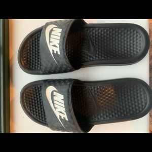 Nike Benassi Women’s Slides sz 7